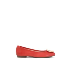 Bailarinas rojas de cuero con detalles metálicos