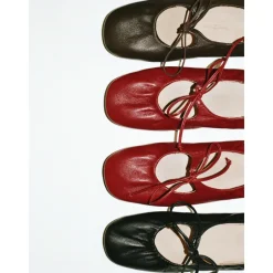 Bailarinas rojas escalonadas en una suela de cuero