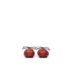 Bailarinas rojas escalonadas en una suela de cuero