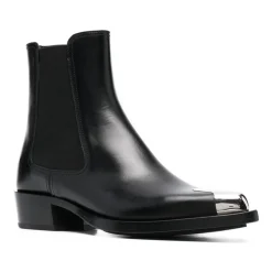 Botas de cuero con detalles dorados