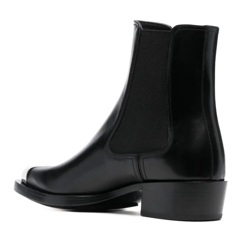 Botas de cuero con detalles dorados