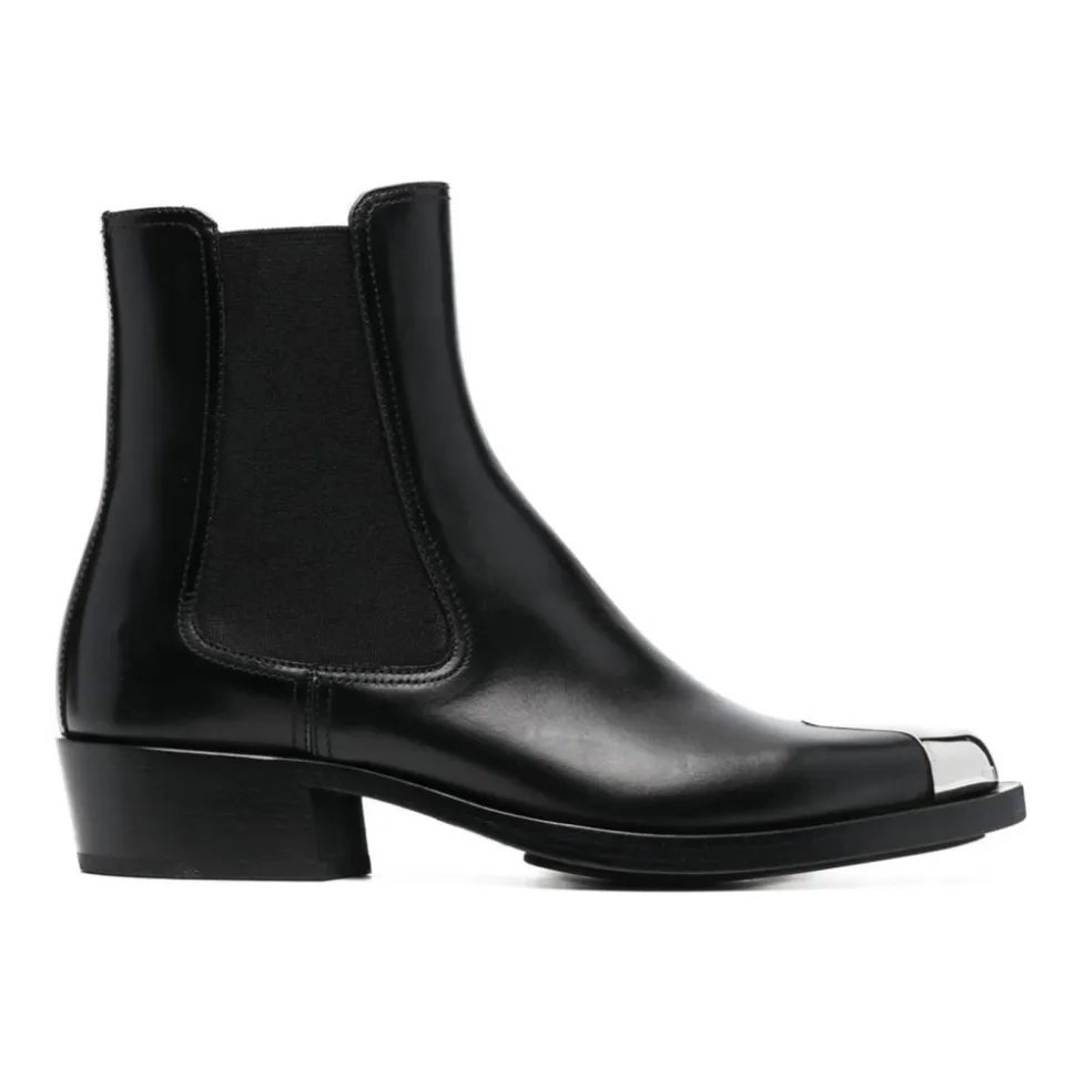 Botas de cuero con detalles dorados