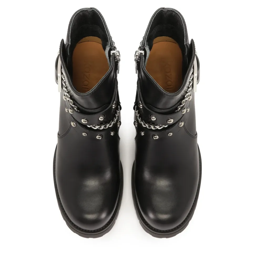 Botas de cuero decoradas con detalles plateados