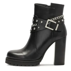 Botas de cuero decoradas con detalles plateados
