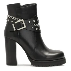Botas de cuero decoradas con detalles plateados