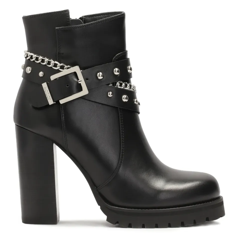 Botas de cuero decoradas con detalles plateados