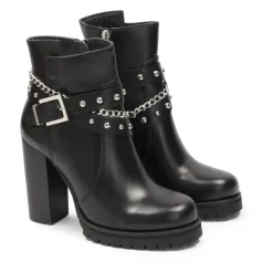 Botas de cuero decoradas con detalles plateados
