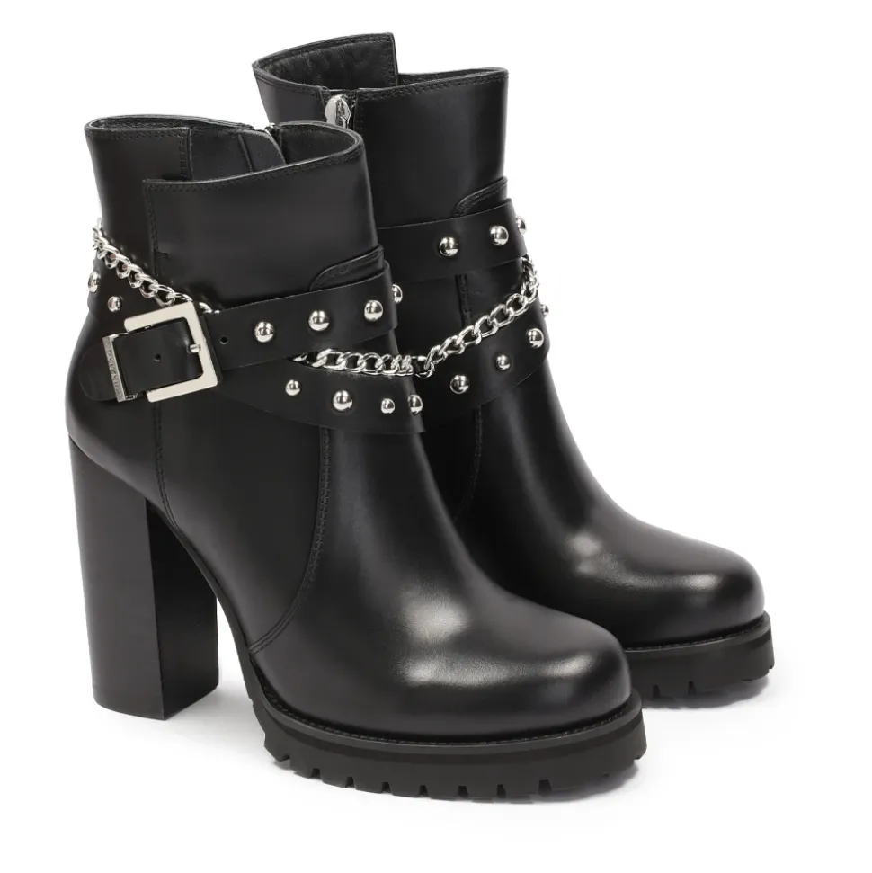 Botas de cuero decoradas con detalles plateados