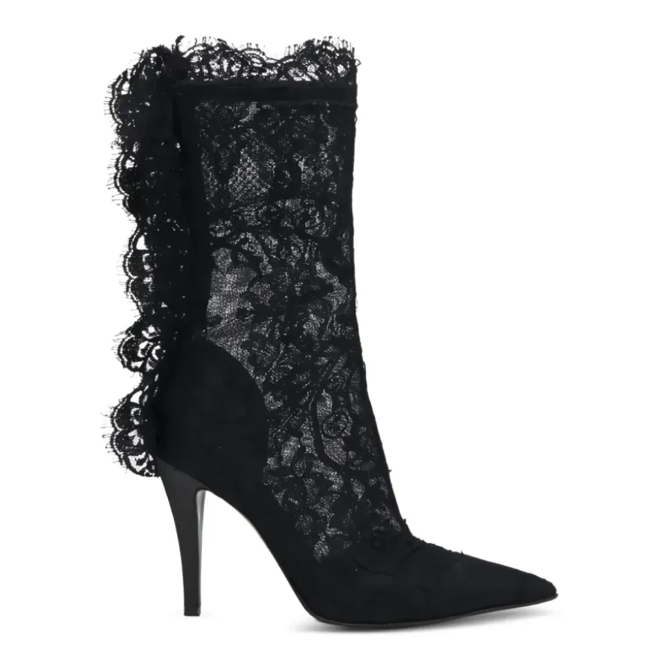 Botas negras con suela de cuero