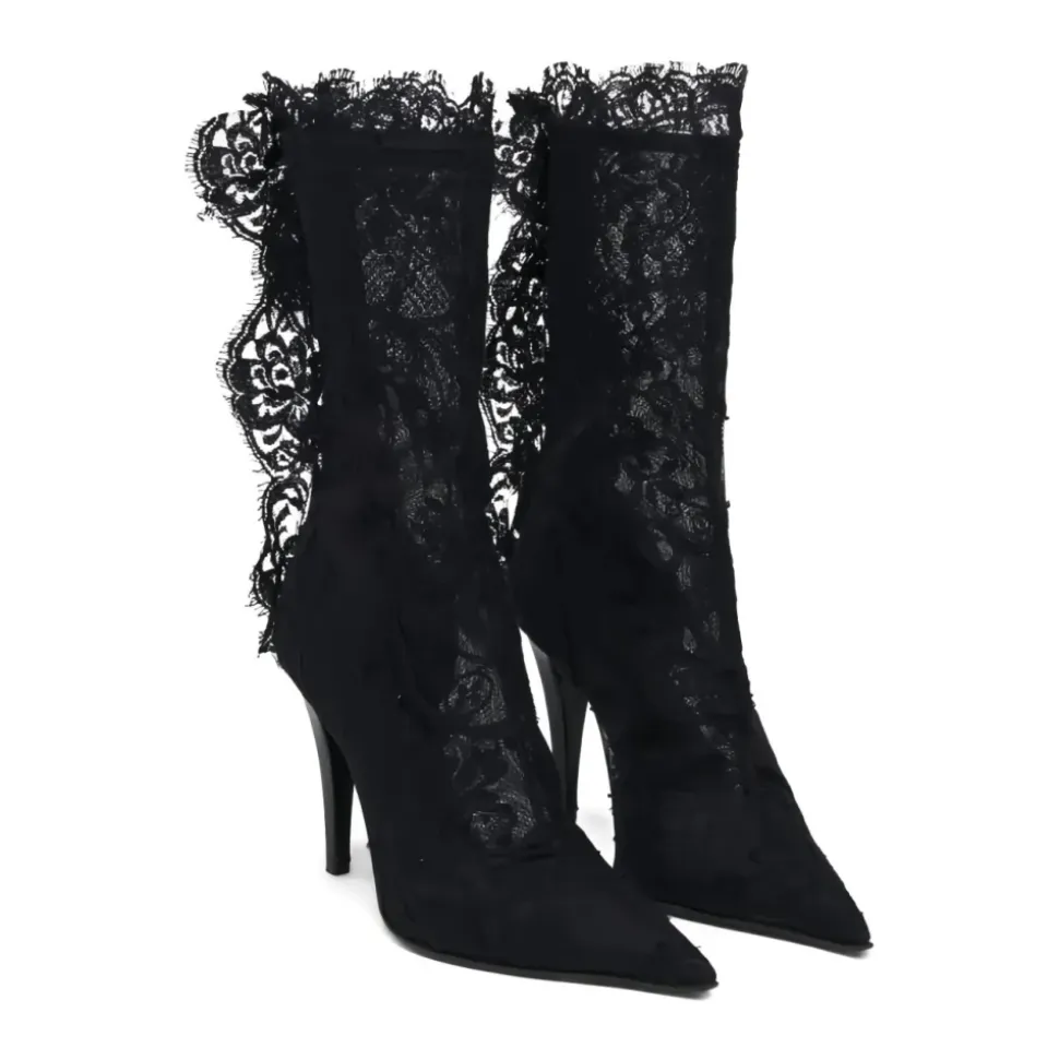 Botas negras con suela de cuero