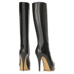 Botas negras con una plataforma en la parte delantera