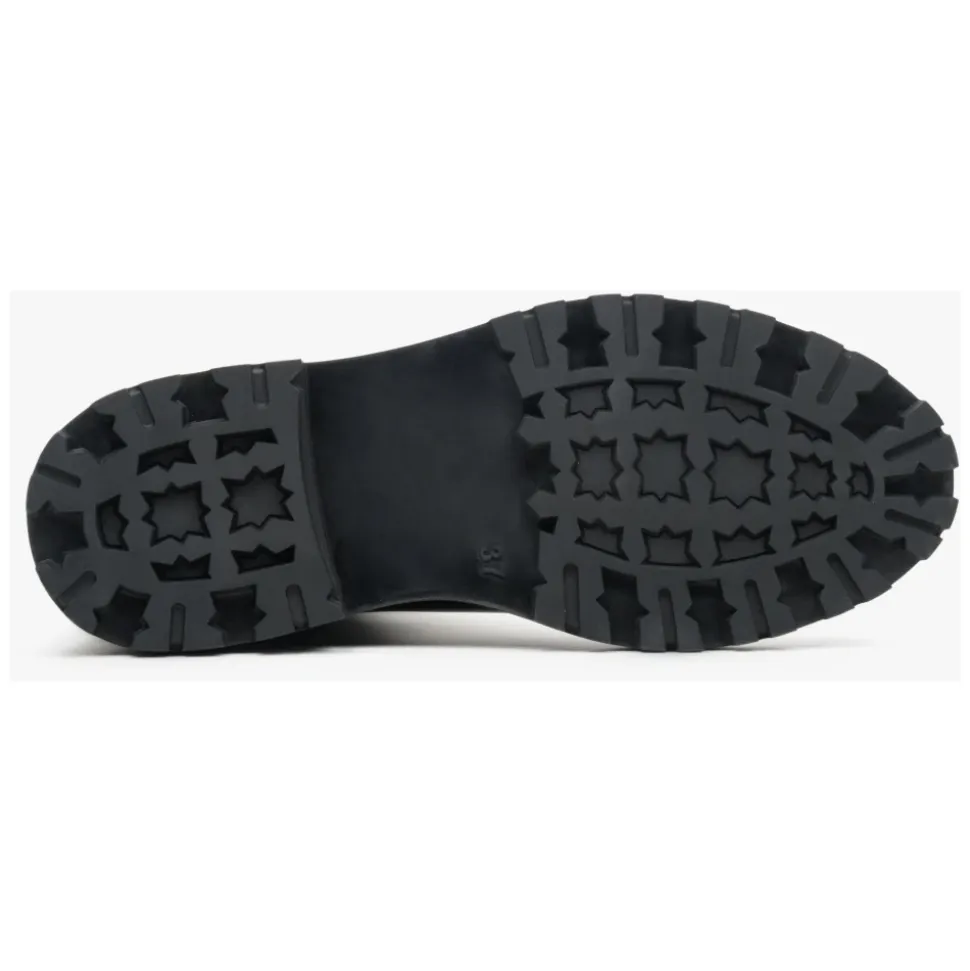 Botines negros de cuero con perforaciones decorativas