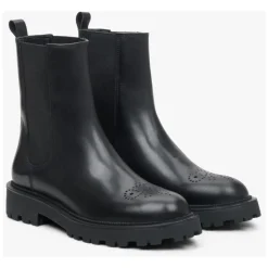 Botines negros de cuero con perforaciones decorativas