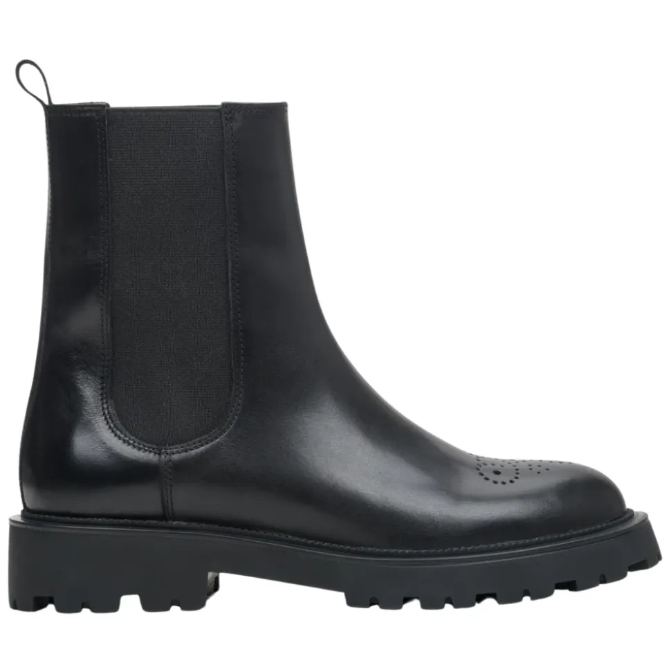 Botines negros de cuero con perforaciones decorativas