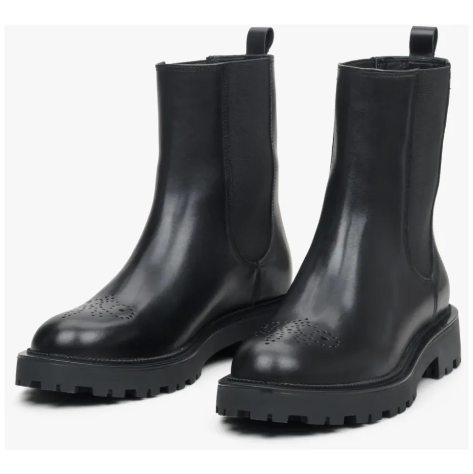 Botines negros de cuero con perforaciones decorativas