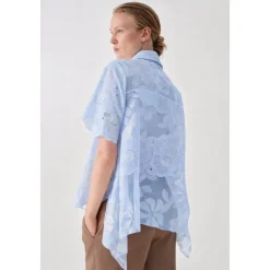 Camisa de Organza Bordada con Dobladillo en Pico