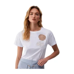 Camiseta con detalle con bordado