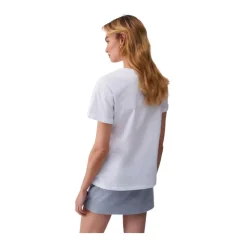 Camiseta con detalle con bordado