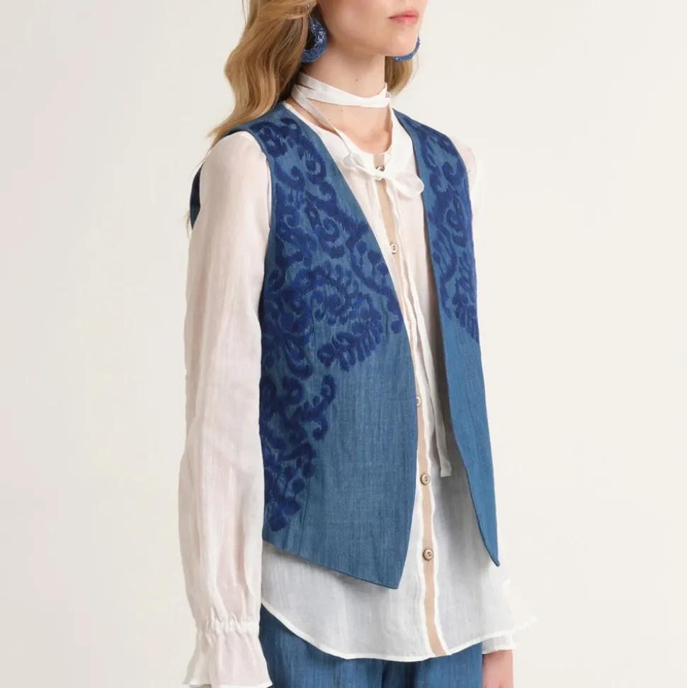 Chaleco Ikat sobre Chambray