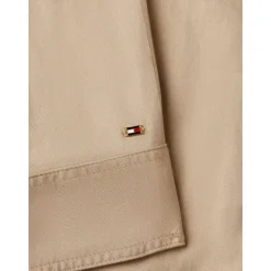 Chaqueta utilitaria con cinturón y botones dorados