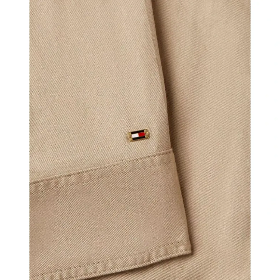Chaqueta utilitaria con cinturón y botones dorados