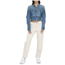 Chaqueta vaquera corta con hombreras