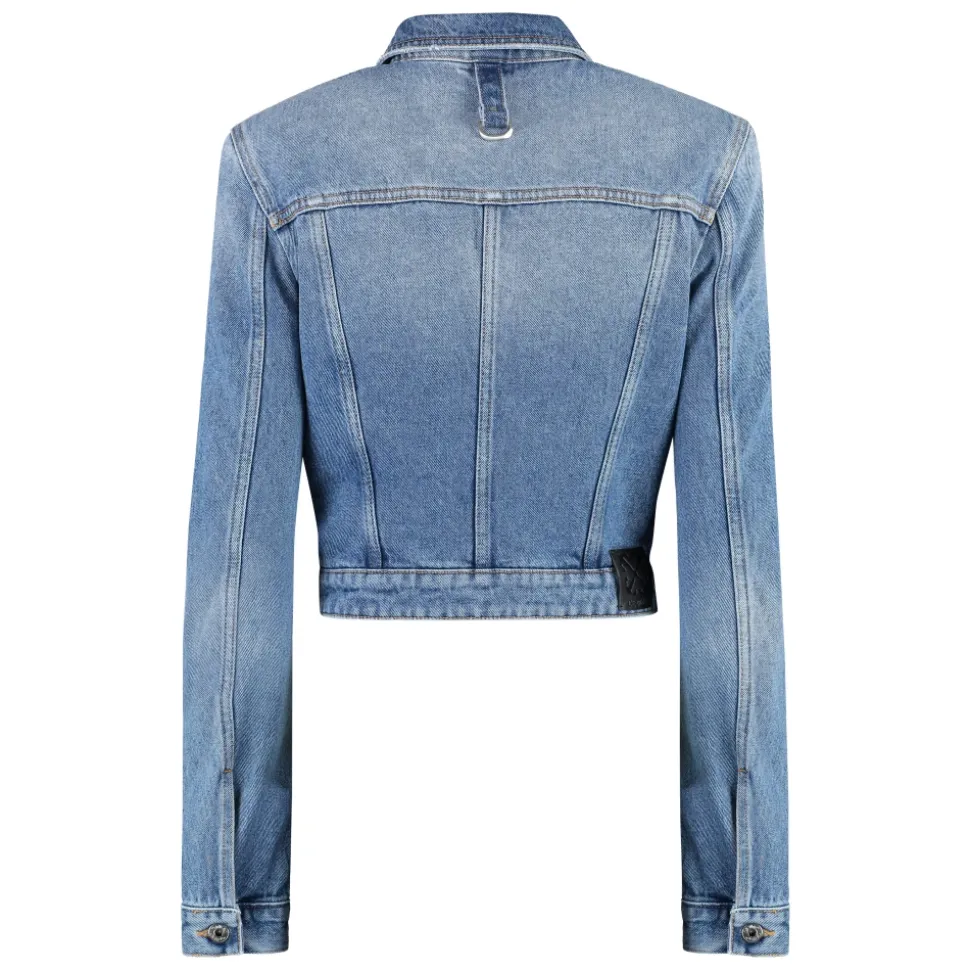 Chaqueta vaquera corta con hombreras