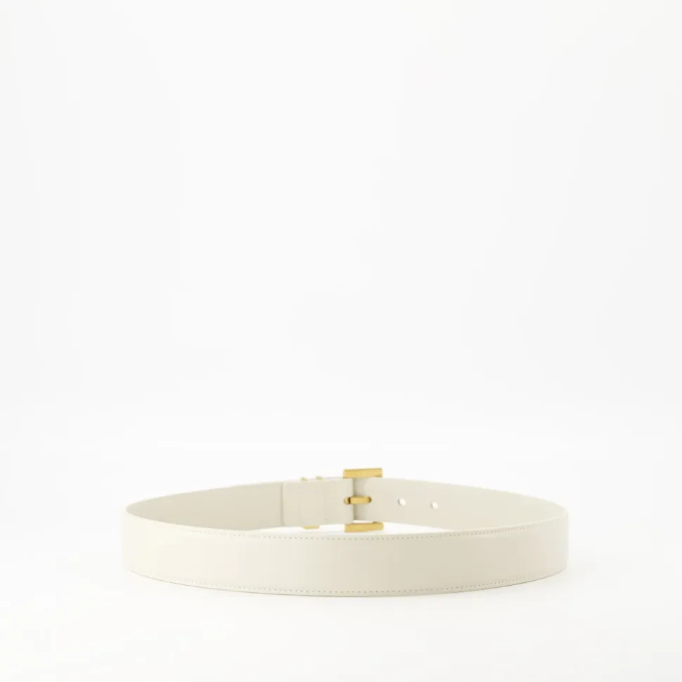 Cinturón de cuero blanco con detalles de metal bronce