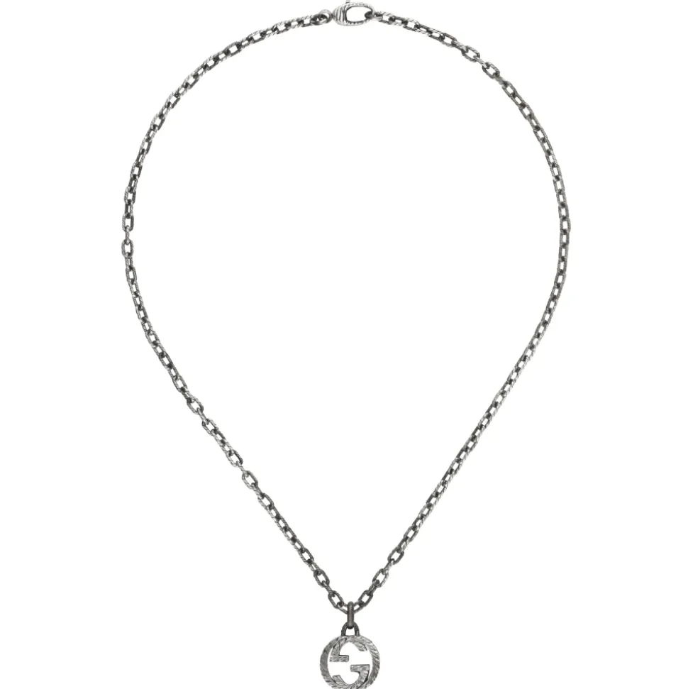 Collar con colgante entrelazado