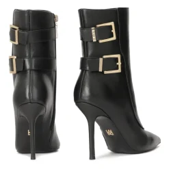 Elegantes botines de tacón de aguja negros decorados con hebillas de logotipo
