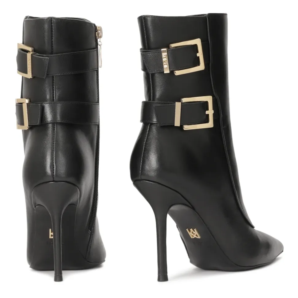 Elegantes botines de tacón de aguja negros decorados con hebillas de logotipo
