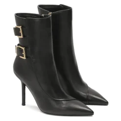 Elegantes botines de tacón de aguja negros decorados con hebillas de logotipo