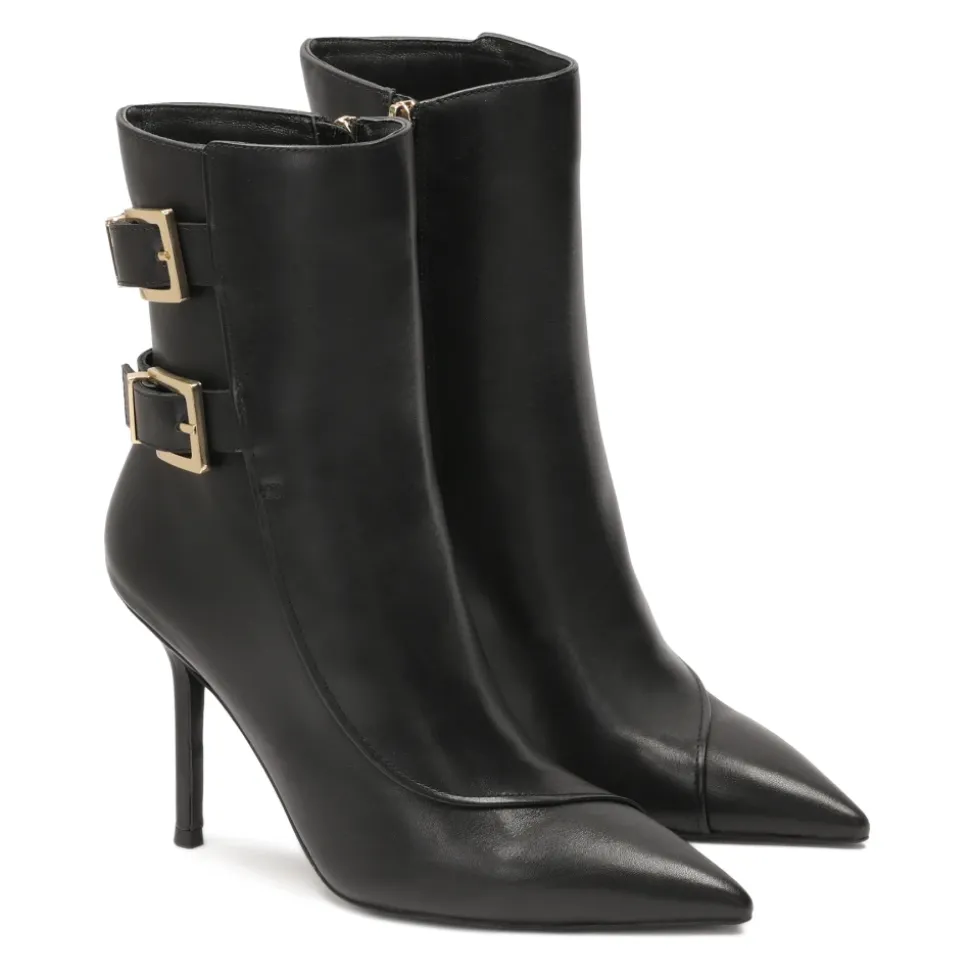 Elegantes botines de tacón de aguja negros decorados con hebillas de logotipo