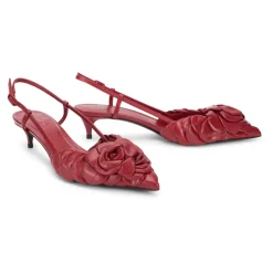 Elegante slingback puntiagudo con tacón de gatito