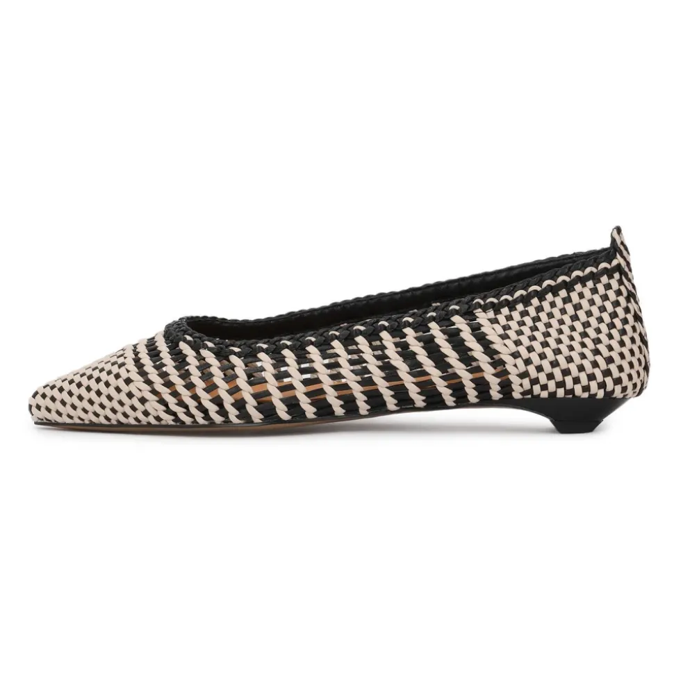Elegantes zapatos de salón de piel entrelazada