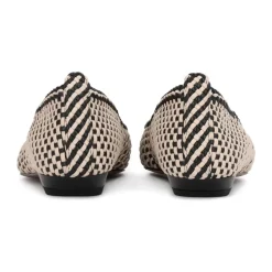 Elegantes zapatos de salón de piel entrelazada