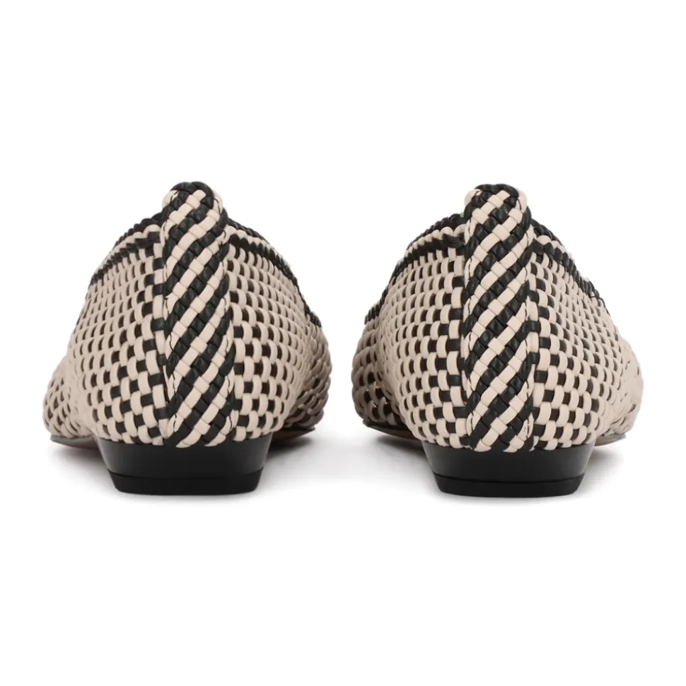 Elegantes zapatos de salón de piel entrelazada
