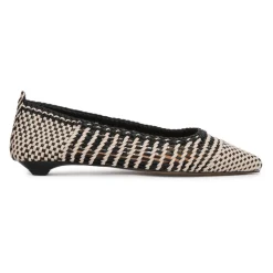 Elegantes zapatos de salón de piel entrelazada