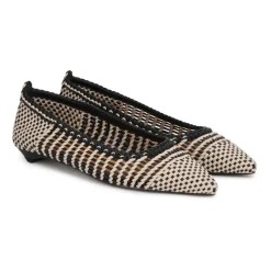 Elegantes zapatos de salón de piel entrelazada