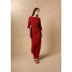 Genara, vestido en seda bermellon-
