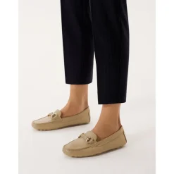 Mocasines de Cuero Beige con Hebilla de Metal