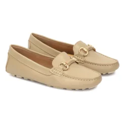 Mocasines de Cuero Beige con Hebilla de Metal