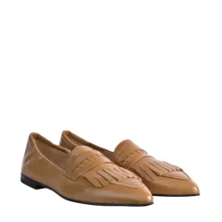 Mocasín de cuero color camello con flecos