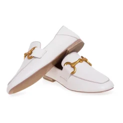 Mocasín de cuero con abrazadera y tacón estructurado