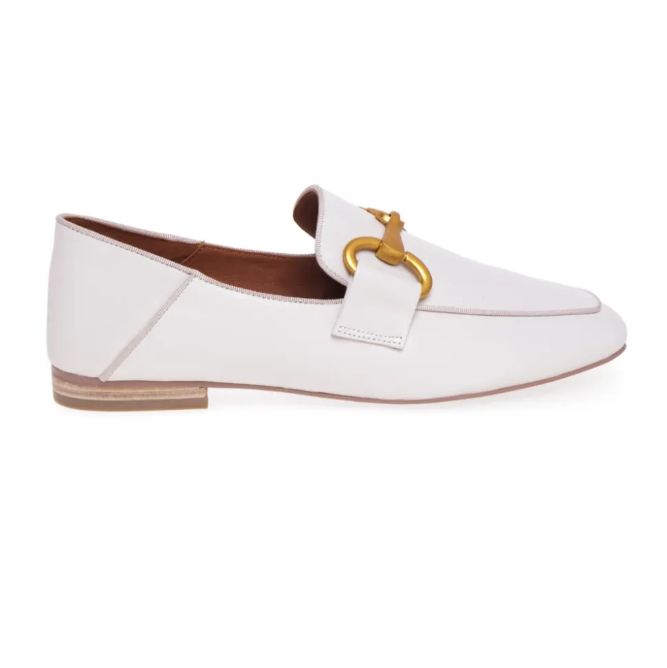 Mocasín de cuero con abrazadera y tacón estructurado