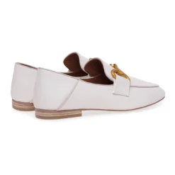 Mocasín de cuero con abrazadera y tacón estructurado
