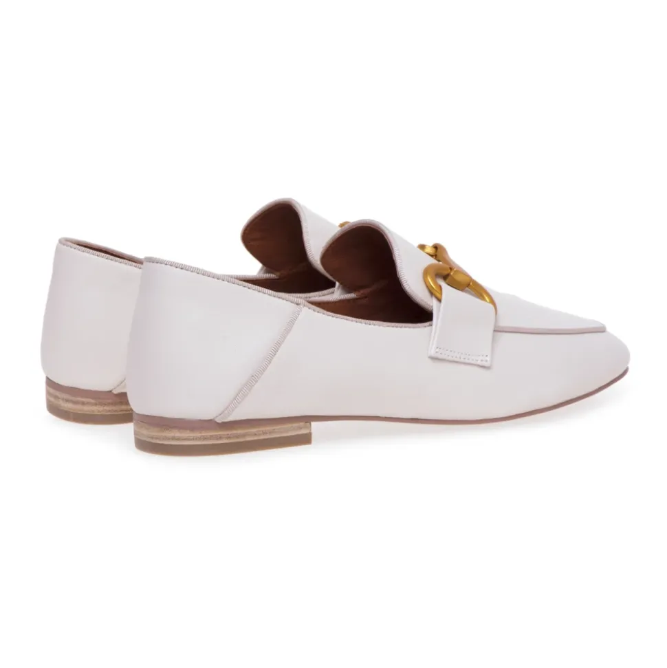 Mocasín de cuero con abrazadera y tacón estructurado