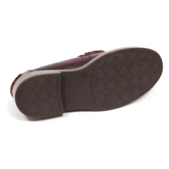 Mocasín de efecto vintage en burdeos