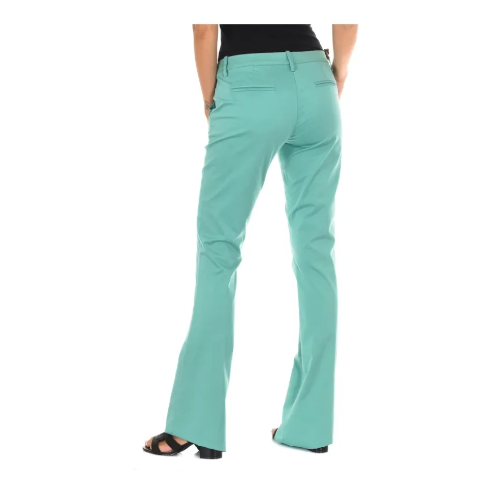 Pantalones acampanados con cierre de botón
