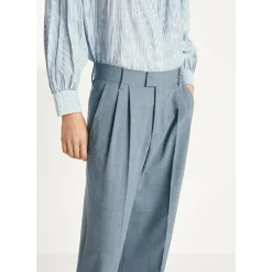 Pantalones de lana a medida con pliegues frontales